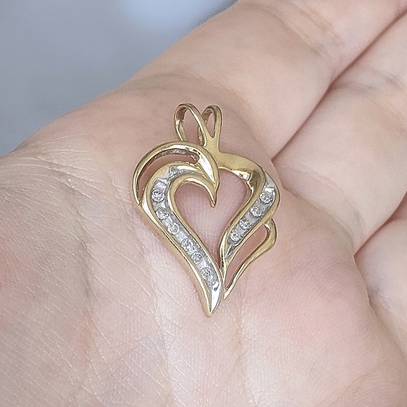 10K solid gold diamond heart pendant - Picture 4 of 12